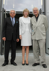 Hamburgs Wissenschaftssenatorin Dorothee Stapelfeldt mit dem Präsidenten der TU Hamburg, Garabed Antranikian (links), sowie dem Architekten des Hauptgebäudes, Meinhard von Gerkan.