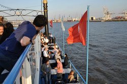 Über 350 Wissenschaftler aus 19 Nationen genossen die Fahrt auf der "Lousiana Star" durch den Hamburger Hafen