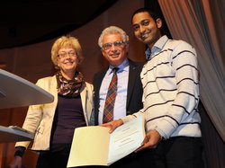 Verleihung des DAAD-Preises für herausragende Studienleistungen und soziales wie interkulturelles Engagement an Siva Krishnamoorthy (rechts) durch Prof. Antranikian und Jutta Janzen