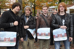 Diese ungewöhnliche Tasche geben sie bestimmt nicht aus der Hand: Die Studenten Alexander Jakubik , Hannes Westphal, Max Passing und Alexander Dmitriev (v.l.n.r)