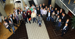 Teilnehmerinnen und Teilnehmer des GVT-Hochschulkursus Wirbelschichttechnik im Gebäude der TuTech GmbH