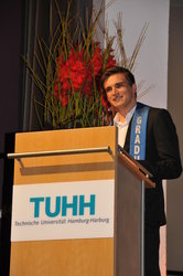 Stellvertretend für die Absolventen des Jahrgangs 2012 hielt Dipl.-Ing. Jannis Köster eine kurze Ansprache.