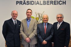 Empfang im Präsidium für den Ehrendoktor der TUHH, Professor Eric von Hippelv.l.n.r.: Prof. Cornelius Herstatt, Prof. Christian Lüthje, Prof. Eric von Hippel, TUHH-Präsident Prof. Garabed Antranikian