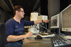 Am Institut für Elektronenmikroskopie zeigte Jens Timmermann den Schülerinnen und Schülern, wie aus einem Marienkäfer ein überdimensionales Insekt wird.