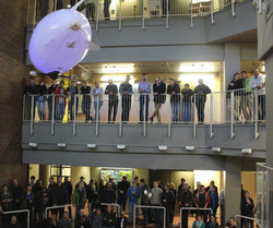 Ein Luftschiff erwartet Schülerinnen und Schüler im Gebäude H auf dem Campus