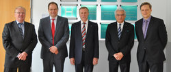 v.l.n.r.: Prof. Dr. Werner Bauer, Prof. Dr.-Ing. habil. Stefan Heinrich, Prof. Dr.-Ing. Georg Fieg, TUHH Präsident Garabed Antranikian und Prof. Dr.-Ing. habil. Stefan Palzer.