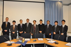 Zusammenarbeit zwischen Japan und Hamburg auf dem Gebiet der erneuerbaren Energien: Konsul Yasushi Fukagawa (3.v.l.)  Prof. Dr.-Ing. Jürgen Grabe (4.v.l.), Prof. Yuji Ohya (5.v.l.)