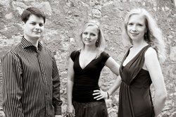 Mitglieder des Eben Trios sind: Terezie Fialová (Klavier) [Mitte], Roman Pato&#269;ka (Violine) und Markéta Kubínová Vrbková (Violoncello)