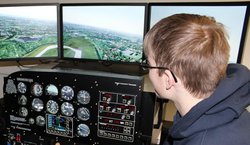 Am Flugsimulator im DLR_School_Lab können sich Kinder und Jugendliche als Piloten ausprobieren.