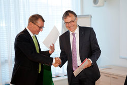 TUHH-Vizepräsident Jürgen Grabe (rechts) und Aalto-Vizepräsident Hannu Seristö.