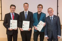 Preisträger  v.l. : Thiago Guimarães (1.Preis), Josias Polchau (2.Preis), Christoph Ludwig (3.Preis) und Prof. Dr. Michael Stawicki, Vorsitzender des Stiftungsvorstandes