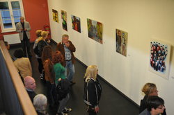 Die Kunstwerke der Malschule Farbenfroh lockten zahlreiche Gäste zur Eröffnung der Kunstausstellung.