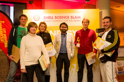 Die Science Slammer gemeinsam mit dem Veranstaltungsleiter Susmit Banerjee.