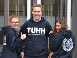 Stylished im TUHH-Outfit 2014: Gewinner Michael Teyfel eingerahmt von den Studentinnen Nathalie Prengschat (li) und Rahime Gezmis.