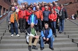 Physiklehrerinnen und -lehrer aus Österreich zu Besuch an der TUHH mit Organisator Josef Gröchenig (recht unten)