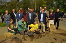 Vertreter der TUHH und der Stadt pflanzten die Bäume mit tatkräftiger Unterstützung der Elbe-Werkstätten.