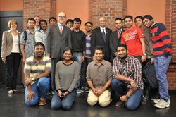Der indische Botschafter Mr. Vijay Gokhale (Mitte) mit Studierenden.
