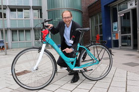 Präsidialbereichsleiter Ralf Grote begutachtet ein BikING-Fahrrad.