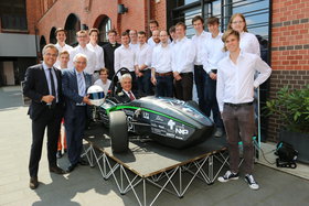 Das Formula Student Team e-gnition der TUHH mit ihrem neuen Boliden egn14. 