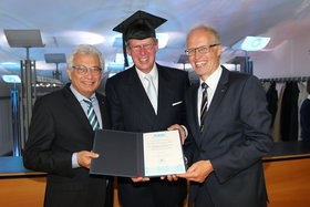 Ehrendoktor Thomas J. C. Matzen mit TUHH-Präsident Garbed Antranikian (links) und NIT-Präsident Otto von Estorff (rechts)