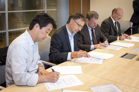 Professor Jürgen Grabe (Mitte), beim Unterzeichnen der Kooperationsvereinbarung in Delft, Niederlande.