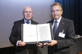 Prof. Joachim Werther erhielt die Auszeichnung aus der Hand von Prof. Norbert Schadler, Vorsitzender der Forschungs-Gesellschaft Verfahrens-Technik e. V.