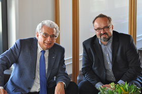 Präsident Prof. Dr. Garabed Antranikian mit dem neuen Geschäftsführer der TuTech Innovation GmbH Martin Mahn.