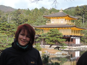 Junior-Expertin Saskia Oldenburg vor dem Kinkaku-ji (Goldener-Pavillon-Tempel) in Kyoto.