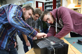 Studierende führen eine Messung zum elektrischen Feld am mytrack-Schnuppernachmittag durch