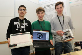 Daniel Yildiz, David Kessler und Dominik Zebrowski (v.l.) erhielen den 1. Preis in der Kategorie Technik für die Entwicklung eines ökologischen und ökonomischen 3D-Druckverfahrens  