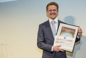 Strahlender Hamburger Kompass-Preisträger Björn Carstensen  