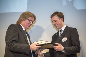 Dirk Schümann (links) gratuliert Preisträger Hauke Herrnring