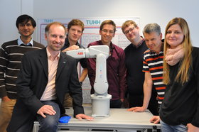 Prof. Alexander Schlaefer (2.v.l.) und sein Team forschen u.a. im Bereich der robotergestützen Strahlenchirugie.