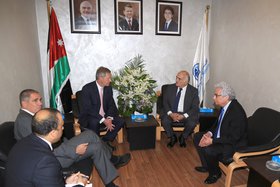 Von rechts: Garabed Antranikian mit Prinz Hassan bin Talal und EMA-Präsident Christian Wulf beim Deutsch-Arabischem Wasserforum in Jordanien.