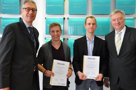 Prof. Krause (1.v.l.) mit den 1. Einzelpreisträgern Stephan Milius (2.v.l.) und Christoph David Schrock und Thomas Heyn