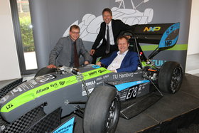Vize-Präsident der TUHH, Umweltsenator Jens Kerstan und Lars Reger von NXP im neuen Wagen von e-gnition.