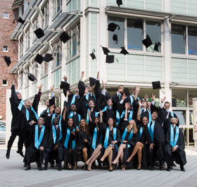 Hoch flogen die Doktorhüte: 30 erfolgreiche NIT-Studierende feierten ausgelassen ihre MBA- und Master-Zertifikate  