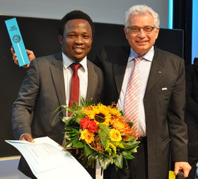 Preisübergabe. Prof. Dr. Antranikian mit Moses Ogun.
