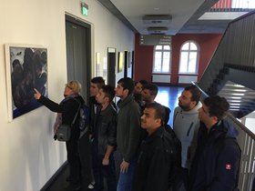 Die Künstlerin Andrea Rausch erläuterte Besuchern der Erstaufnahme-Einrichtung gegenüber dem Campus die