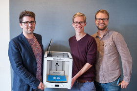 Jung-Gründer Justus Wolff (Mitte) mit seinen Unterstützern Kevin Neugebauer (myprintoo) und Christoph Steckhan vom Startup Dock der TUHH (rechts).