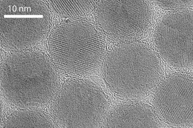 Hochauflösende transmissionselektronenmikroskopische Aufnahme der Eisenoxid-Nanoteilchen umgeben von Ölsäuremolekülen. (