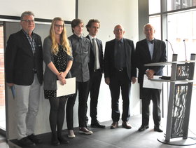 Für Preisträger Jan Wibbing nahm stellvertretend sein Vater (links) den Preis entgegen. /
