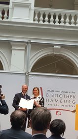 Prof. Dr. oec. publ. Cornelius Herstatt mit Senatorin Katharina Fegebank