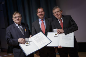 Prof. Dr. Dr. h.c. Frerich Keil (links) von der TUHH wurde für seine international anerkannten wissenschaftlichen Leistungen auf dem Gebiet der chemischen Verfahrenstechnik mit der Gerhard Damköhler-Medaille ausgezeichnet. (re: Prof. Dr.-Ing. Andreas Seidel-Morgenstern, MPI Institut für Dynamik komplexer technischer Systeme - ausgezeichnet mit der Emil Kirschbaum Medaille, (mitte) Dr. Andreas Förster, Geschäftsleiter von ProcessNet.