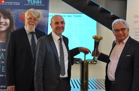 (v.li) Prof. Wolfgang Mackens, Staatsrat Dr. Rolf Bösinger und TUHH-Präsident Garabed Antranikian eröffneten die erste Maritime Nacht standesgemäß mit einem Nebelhorn.