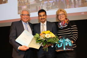 Deepak Prakash (mitte) bei der Preisverleihung. TUHH-Präsident Garabed Antranikian (links), Jutta Janzen (rechts)