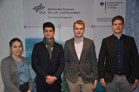 Beim Auswahl-Workshop am Deutschen Zentrum für Luft- und Raumfahrt (DLR) in Bonn stellten Lucie Hill (v. l.), Ihsan Kaplan, Johann Lange und Malte Lüer das Projekt HAMBURG vor.
