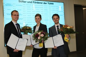 Die Preisträger: v.l. Reent Schlegel, Lisa Sophie Egger und Dr. Thomas Waterholter.