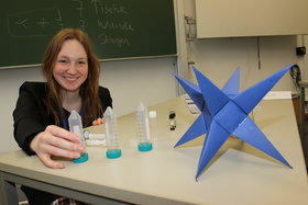 Lynn Gottmann (Hansa-Gymnasium Bergedorf), stolze Gewinnerin im Bereich „Jugend forscht Chemie".