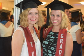 Bachelor-Absolventinnen Stephanie Mahler (links) und Katharina Dähn.